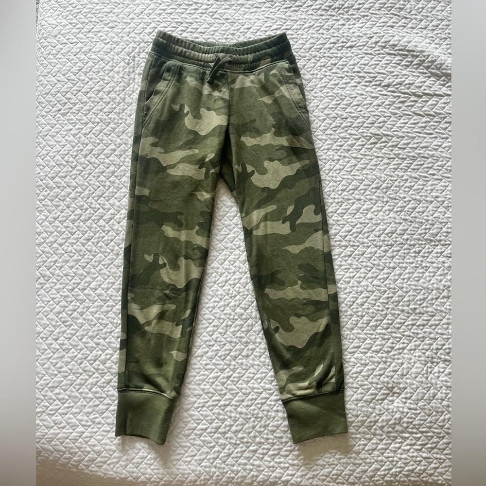 Old Navy Sweatpants. Great condition. Girls size M (8).